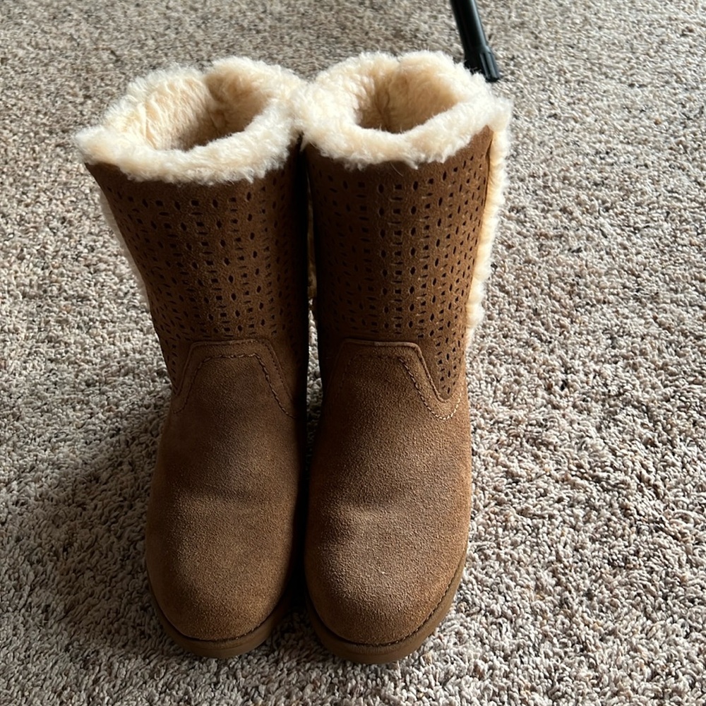 Bearpaw platforms boots